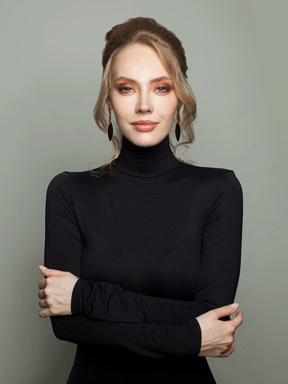 czarny sweter golf damski wiosna 2022 minimalistyczny