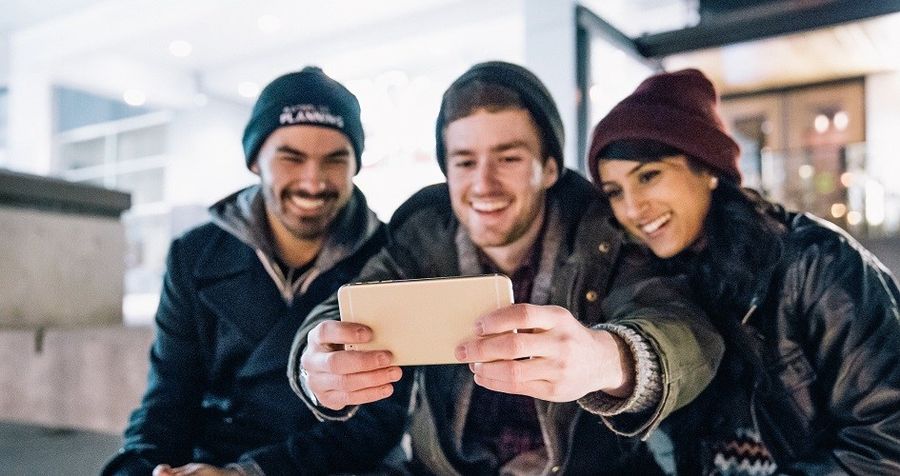 trzech znajomych, którzy robią sobie selfie