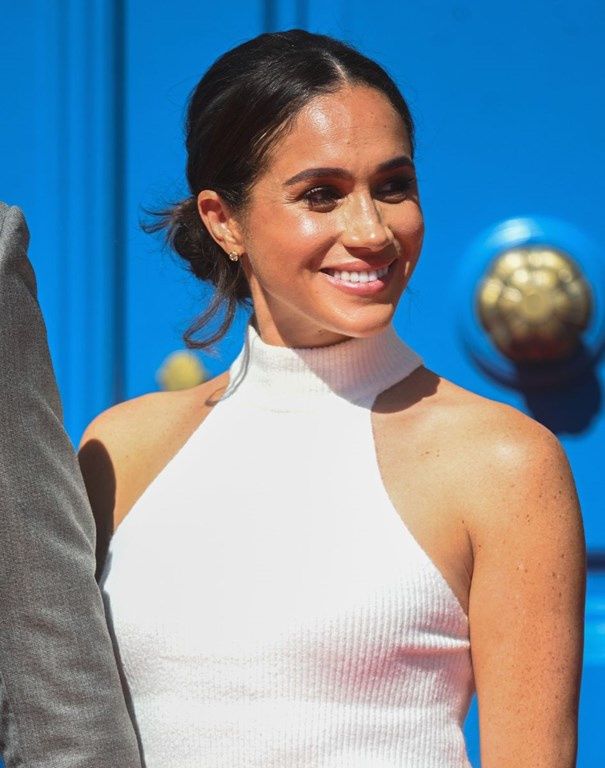 Meghan Markle w bluzce z dekoltem halter.