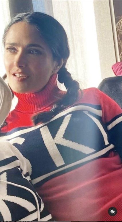 Salma Hayek odmładza się w młodzieżowym golfie
