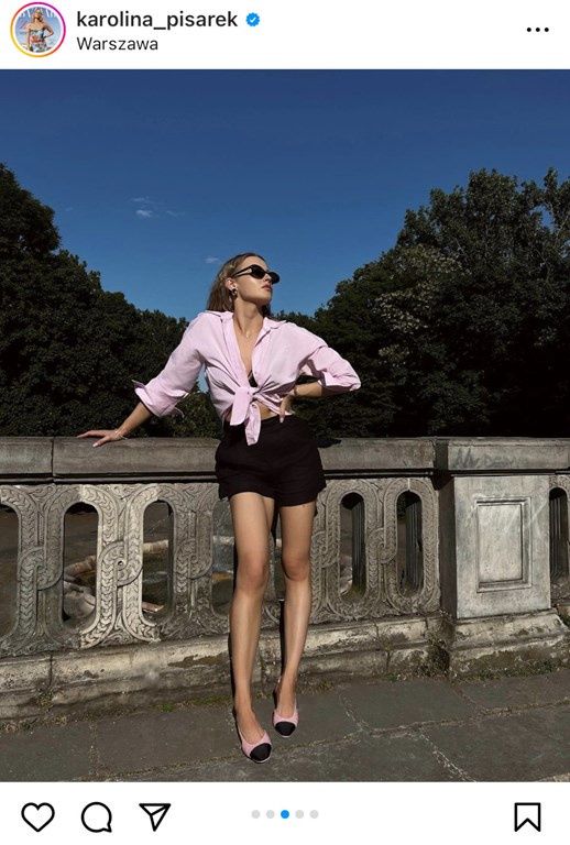 Karolina Pisarek nosi baleriny w różowym kolorze