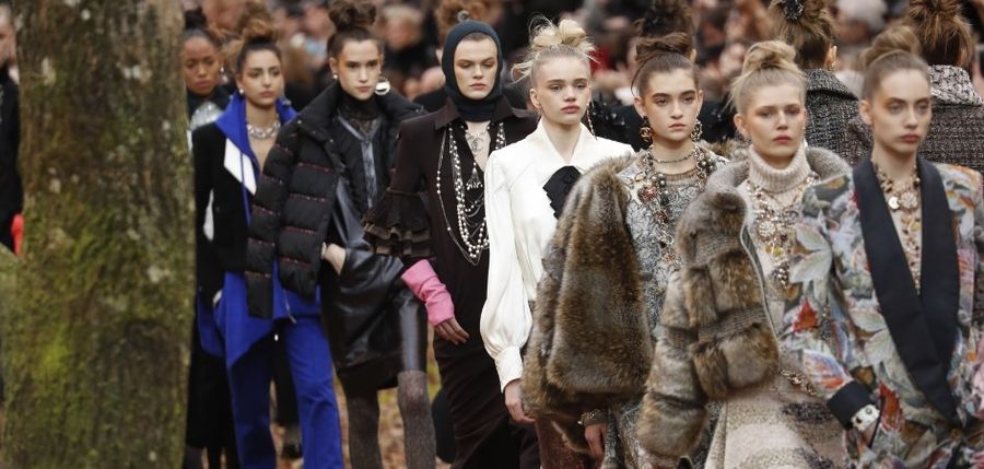 <p>Od projektowania niezapomnianych kolekcji Fendi, Chanel i Valentino po tworzenie etykiet Coca-Coli. Karl Lagerfeld na zawsze zmienił oblicze współczesnej mody. Cechowały go pogarda dla nostalgii, nonkonformizm i niezależność. Lagerfeld na przestrzeni siedmiu dekad do samego końca kreował przepełnioną sztuką modę, która nie uznaje kompromisów.</p><p> </p>