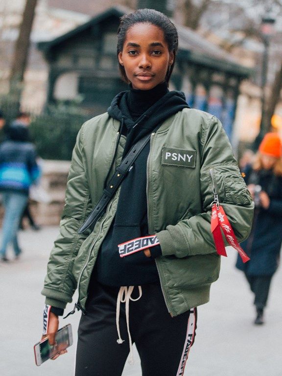 bomberka Alpha Industries w miejskiej stylizacji