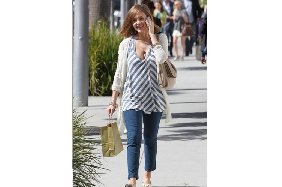 jessica alba w chodniku