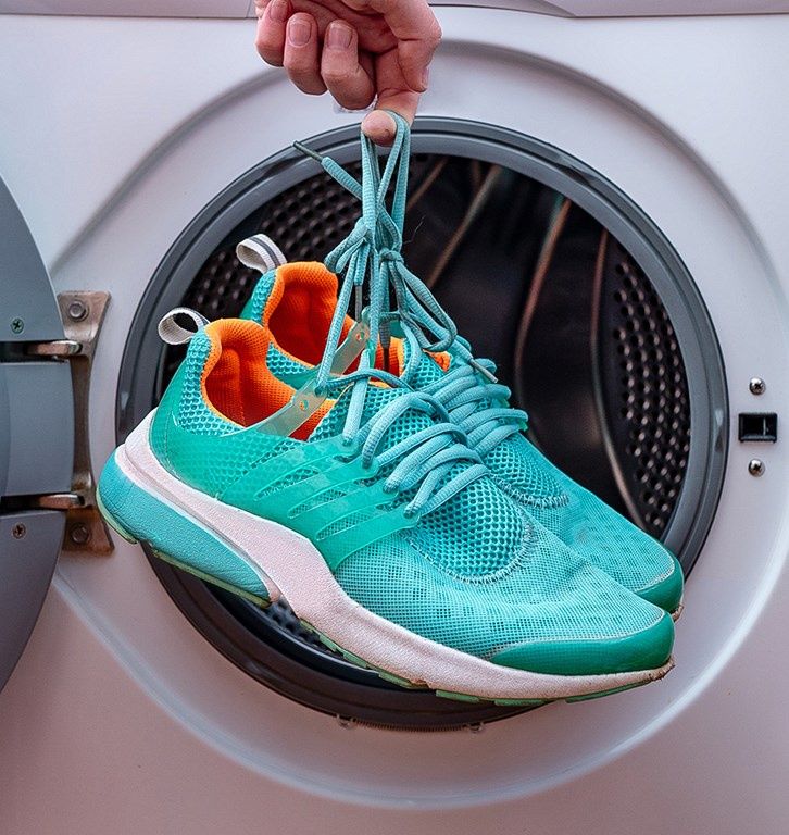 pranie sneakersów w pralce
