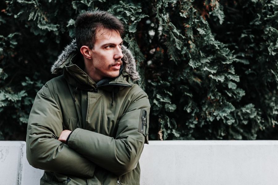 mężczyzna w parce zimowej khaki