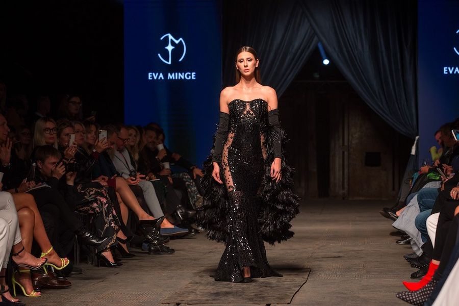 <p>Lato oficjalnie pożegnaliśmy w artystycznej atmosferze – sztuka podczas Jazz Art Fashion Festivalu wybrzmiewała i przenikała się na wielu poziomach – poprzez koncerty dużego formatu, liczne wernisaże i wystawy, które sprawiły, że Walcownia zyskała niesamowity klimat oraz spektakularny pokaz Ewy Minge „From Fashion to Art”. </p>