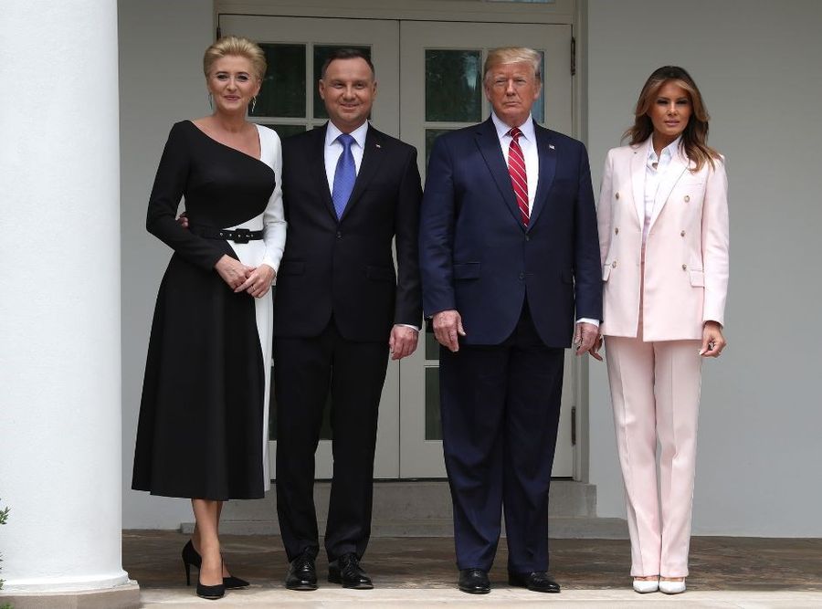 Agata Duda w czarno-białej rozkloszowanej sukience.