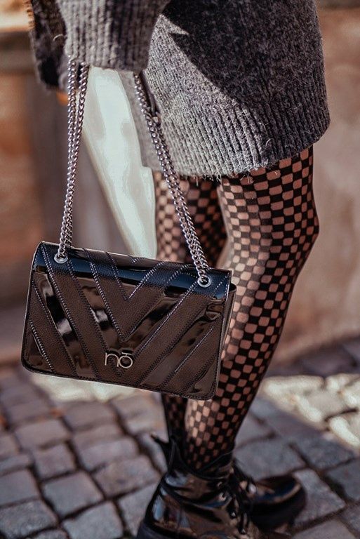 <p><strong>Buty w tym samym kolorze, co torebka, a może ten patent na look już dawno jest niemodny? O opinię na ten temat poprosiliśmy Aleksandrę Siekierkę, która na co dzień prowadzi inspirujący nie tylko modowo profil na Instagramie @durancealexa. Sprawdź, co nam powiedziała!</strong></p>