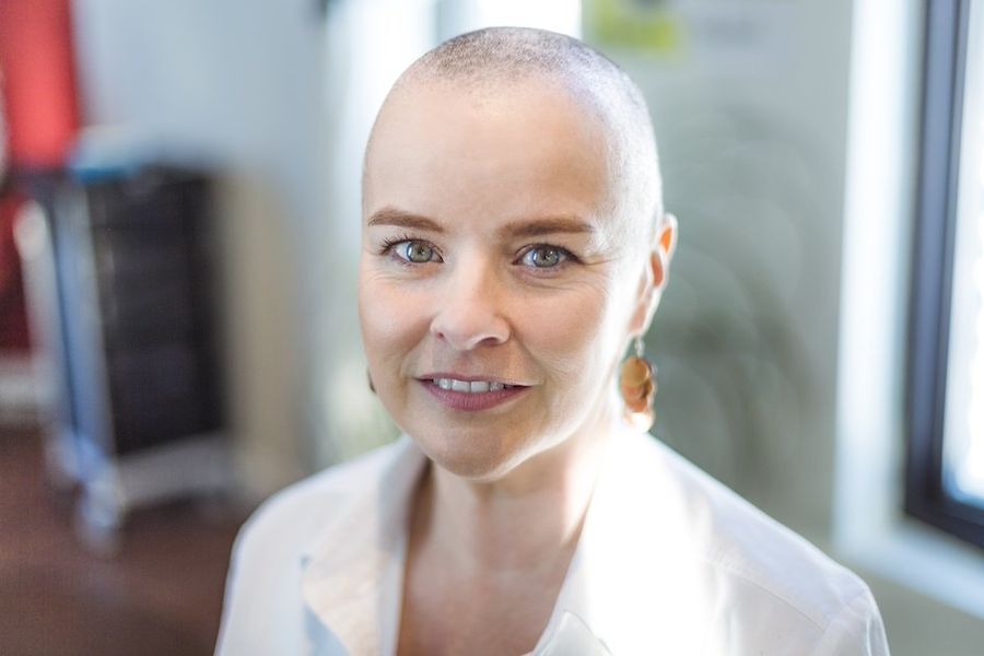 Krótkie fryzury damskie typu buzz cut to opcja dla odważnych kobiet