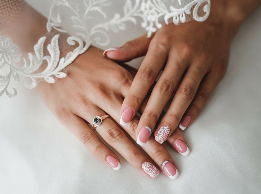 Manicure ślubny ze zdobieniem.