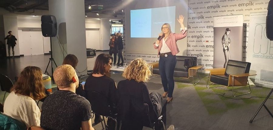 <p><strong>23 listopada 2019 odbyła się kolejna, czwarta edycja konferencji <em>Moda a biznes</em>. Zdominowana została przez kobiety prelegentki, które opowiedziały o swoich doświadczeniach i wiedzy z branży modowej. </strong></p>