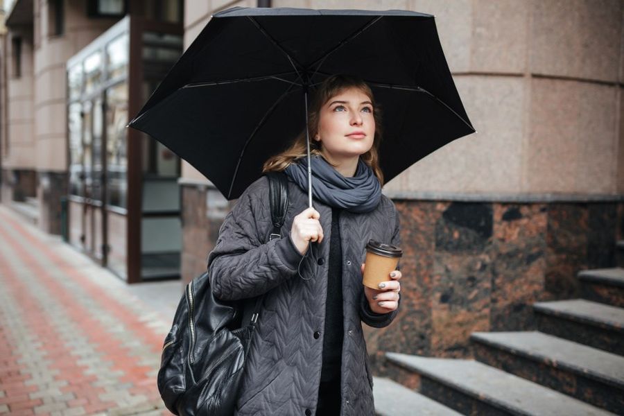 dziewczyna w czarnej kurtce pikowanej jesień 2021