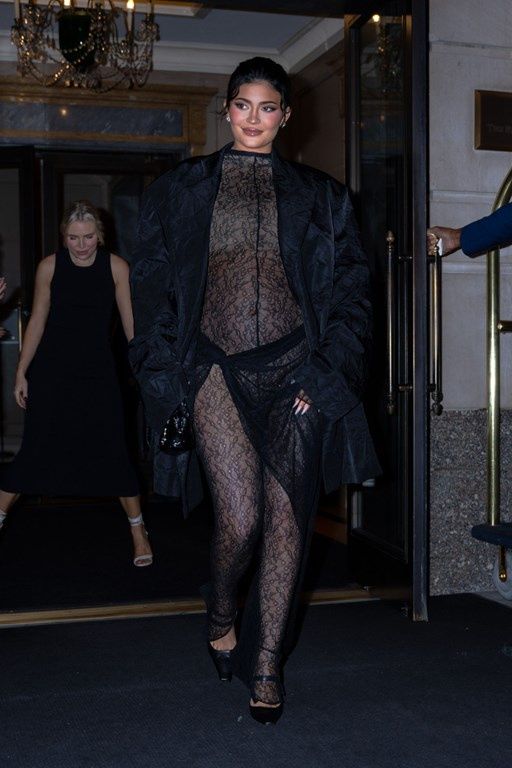 Kylie Jenner w ciąży w koronkowym kombinezonie