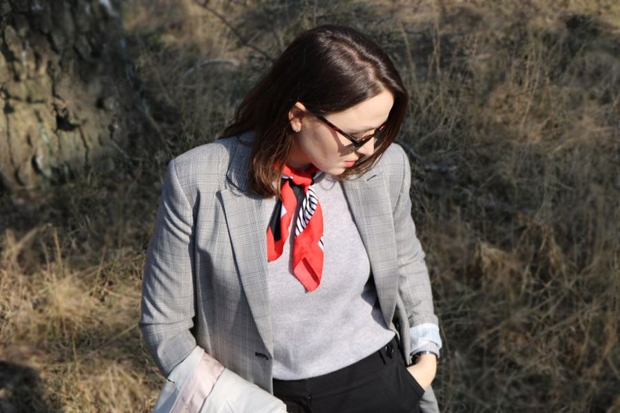 Dziewczyna w marynarce i okularach przeciwsłonecznych
