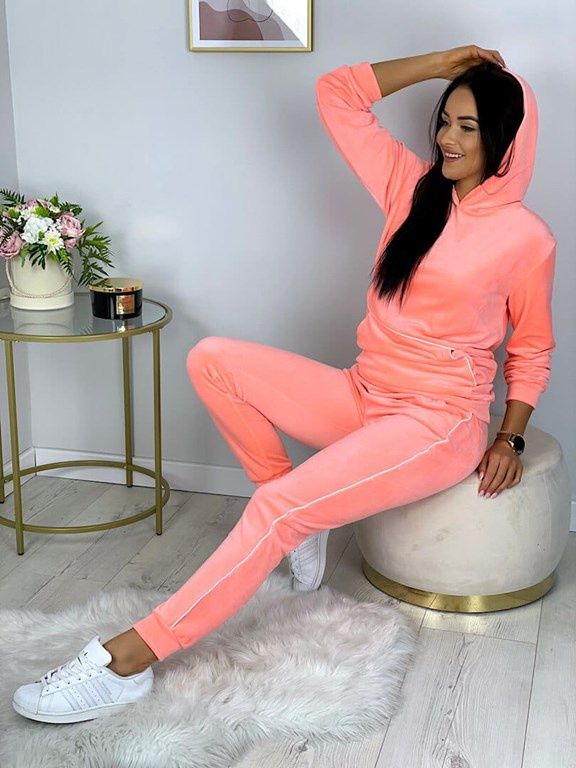 dres welurowy Modna Kiecka w stylizacji na sportowo