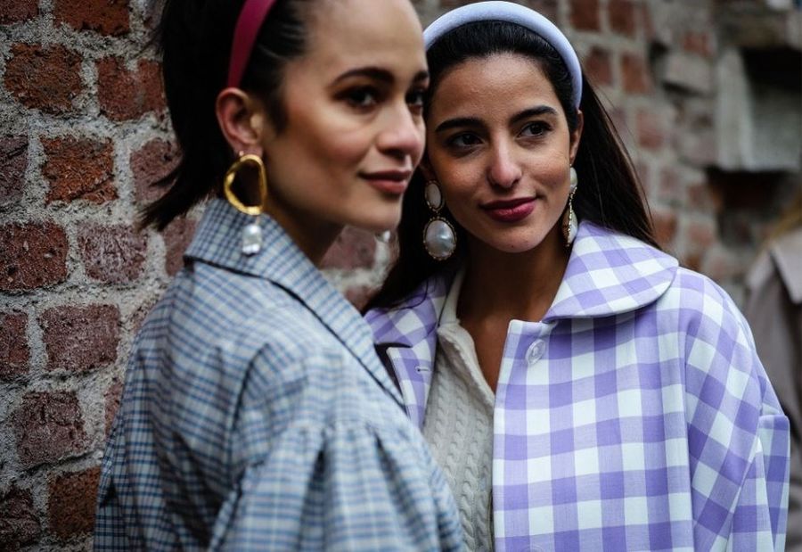 <p>Sprawdzamy modne wzory na jesień i zimę 2019/2020! Miejska dżungla, grzeczny styl preppy, kwiatowe boho, a może urocze serca? Wśród propozycji z wybiegów i sieciówek każda z nas znajdzie coś dla siebie. </p>