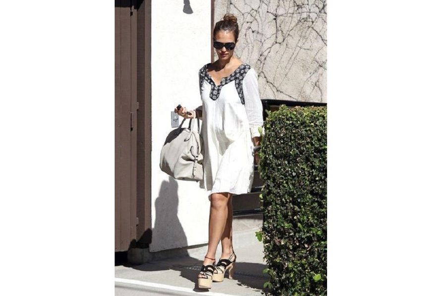 jessica alba w białej sukience