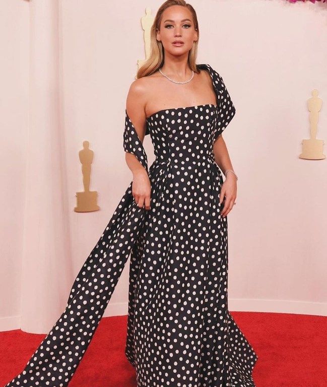 Jennifer Lawrence zadała szyku w długiej sukience w groszki