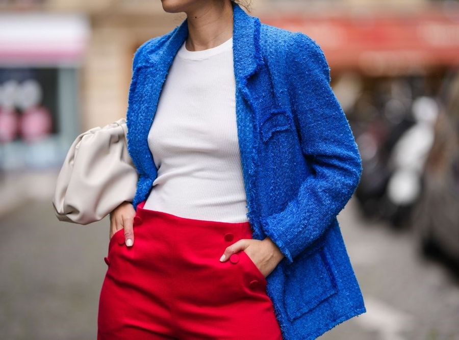Niebieska marynarka damska w stylu Chanel.