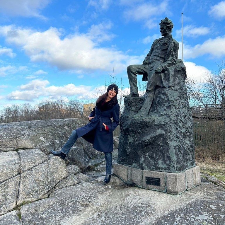 Małgorzata Pieczyńska stawia na granatowy płaszcz z paskiem
