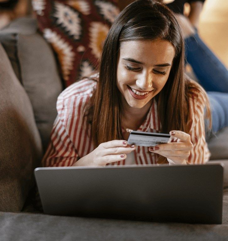Wyprzedaże online i stacjonarne - co wybrać?