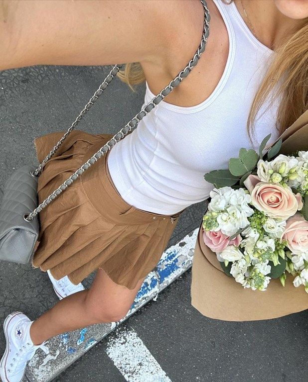 Blanka Stajkow nosi tenisową spódniczkę w stylizacji na co dzień