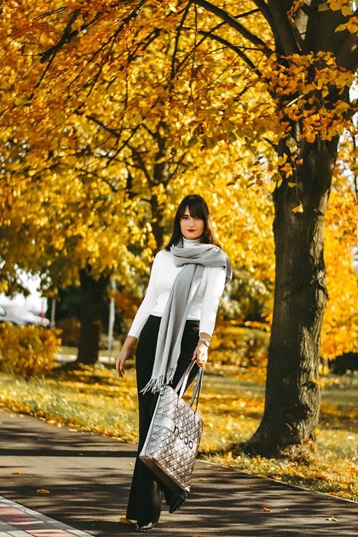 <p><strong>Shopper bag to jedna z najbardziej uniwersalnych i stylowych toreb, jakie możesz mieć w swojej szafie. Czy nadaje się tylko na zakupy? Absolutnie nie, do czego przekonuje blogerka </strong><strong>Sandra Wieczorek-Karczmarz, którą poprosiliśmy o podzielenie się z nami swoimi pomysłami na stylówkę z shopperką w roli głównej. </strong></p>