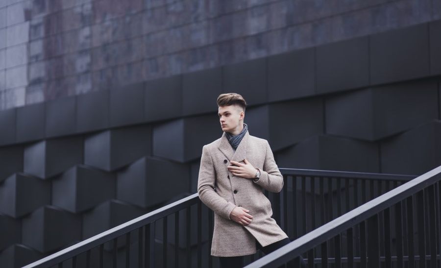 młody mężczyzna w dwurzędowej eleganckiej kurtce na zimę 2021/2022