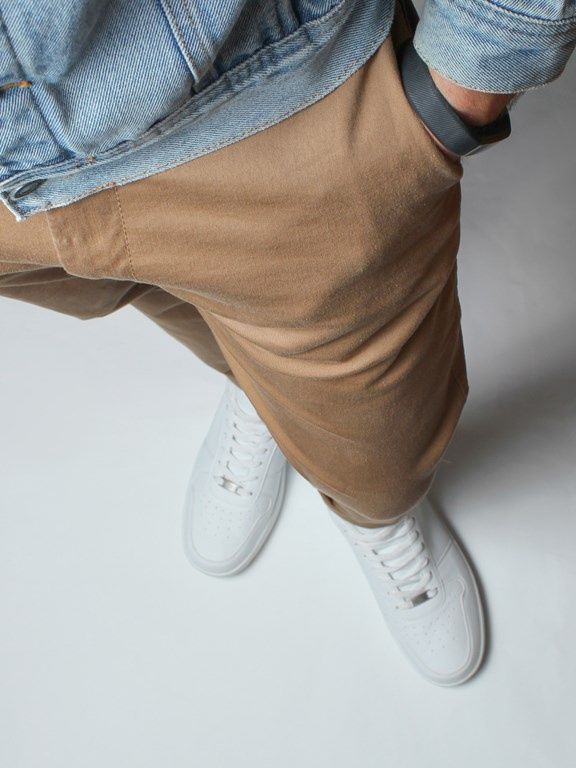 buty do jasnych spodni męskich: białe sneakersy