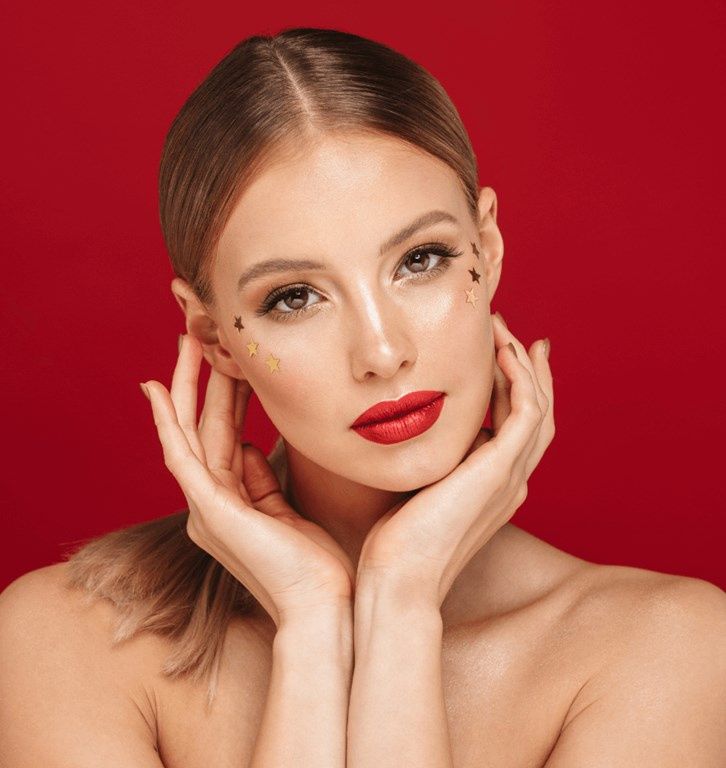 Rozświetlający makijaż glow – gorący wiosenno-letni trend 2021