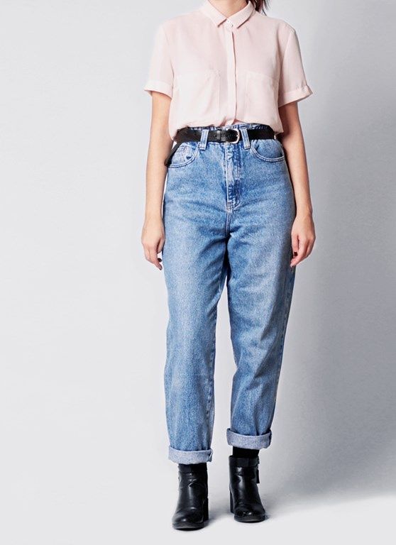 spodnie o fasonie mom jeans