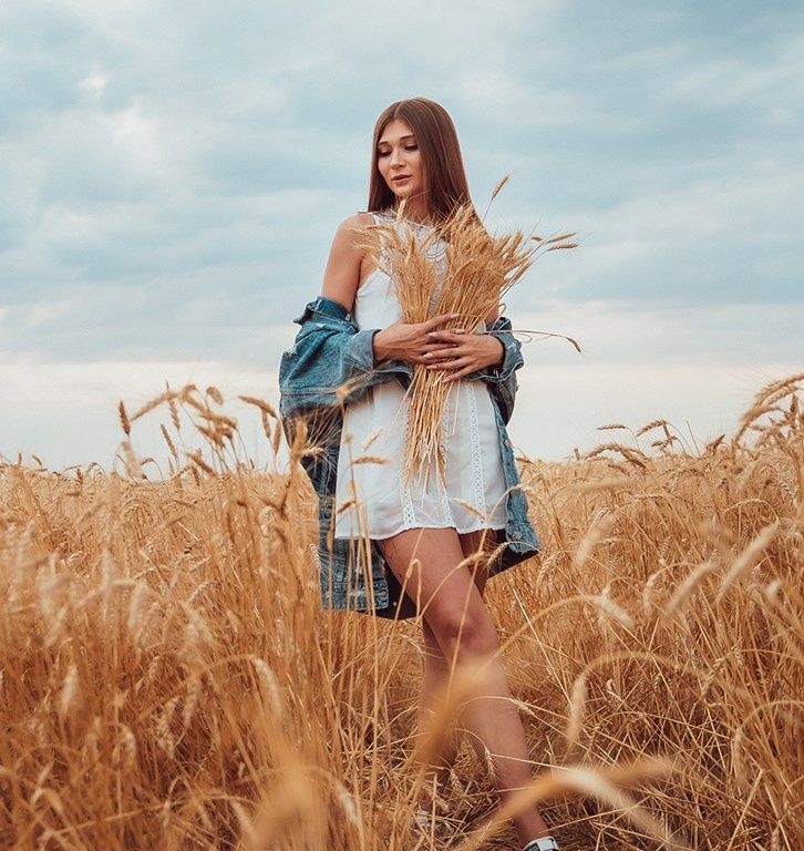 biała sukienka w stylizacji z jeansową kurtką