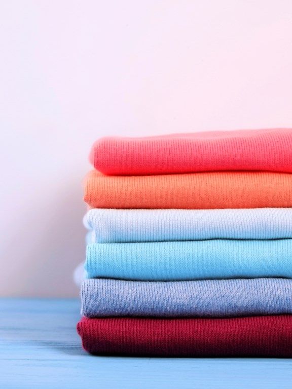 złożone kolorowe t-shirty z długim rękawem