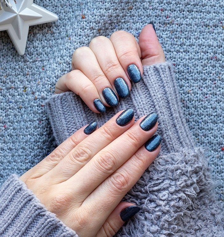 ciemny manicure na zimę 2020