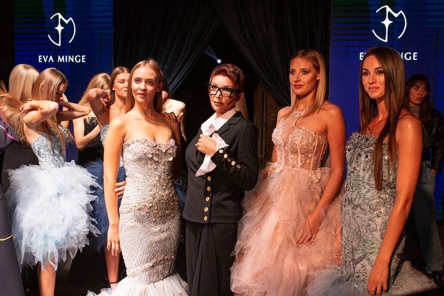 <p>Lato oficjalnie pożegnaliśmy w artystycznej atmosferze – sztuka podczas Jazz Art Fashion Festivalu wybrzmiewała i przenikała się na wielu poziomach – poprzez koncerty dużego formatu, liczne wernisaże i wystawy, które sprawiły, że Walcownia zyskała niesamowity klimat oraz spektakularny pokaz Ewy Minge „From Fashion to Art”. </p>