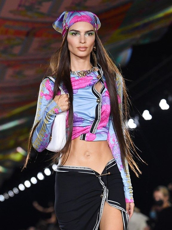 trendy wiosna-lato 2022 w modzie damskiej: chusta na głowę na wybiegu Versace