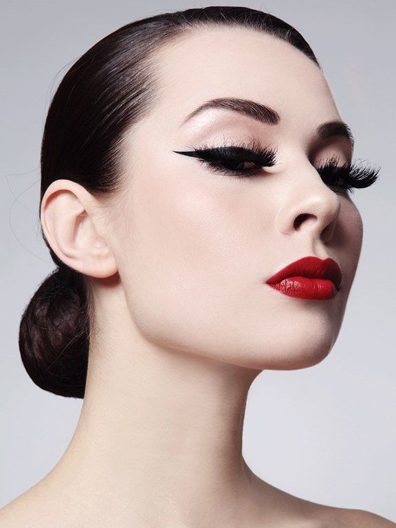 makijaz sylwestrowy oczu cat eye kocie oczy kepi rzes kreska mocna
