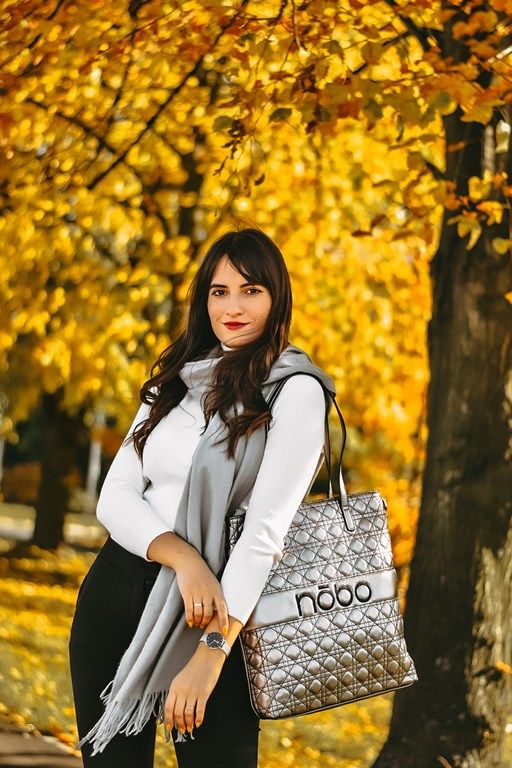 <p><strong>Shopper bag to jedna z najbardziej uniwersalnych i stylowych toreb, jakie możesz mieć w swojej szafie. Czy nadaje się tylko na zakupy? Absolutnie nie, do czego przekonuje blogerka </strong><strong>Sandra Wieczorek-Karczmarz, którą poprosiliśmy o podzielenie się z nami swoimi pomysłami na stylówkę z shopperką w roli głównej. </strong></p>