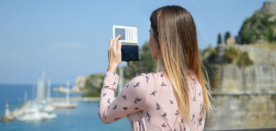 dziewczyna w różowej sukience, trzymająca w ręce telefon