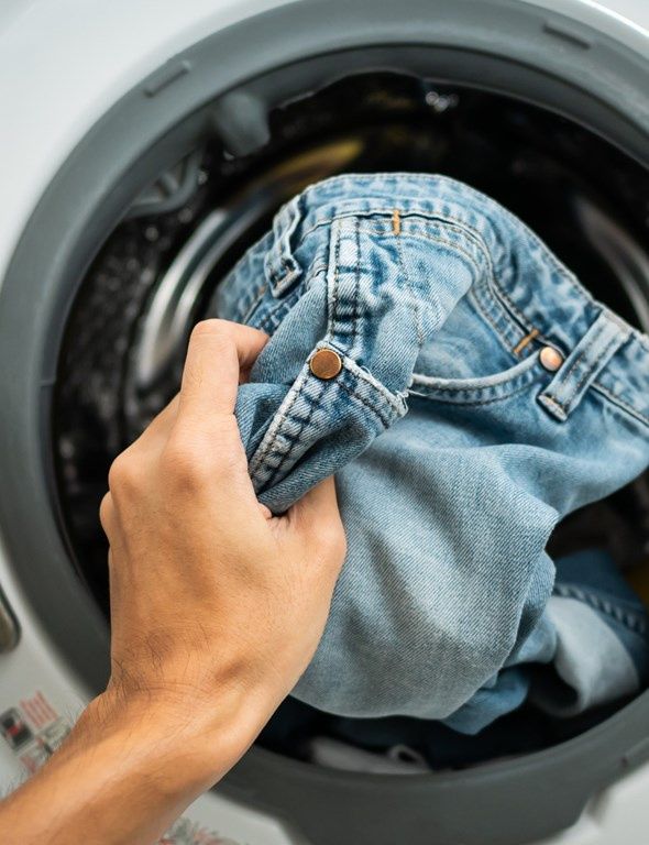 sposób na skurczenie jeansów - pranie w 40 stopniach