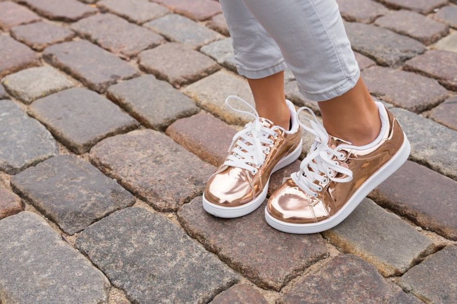 metaliczne sneakersy damskie na jesień 2021