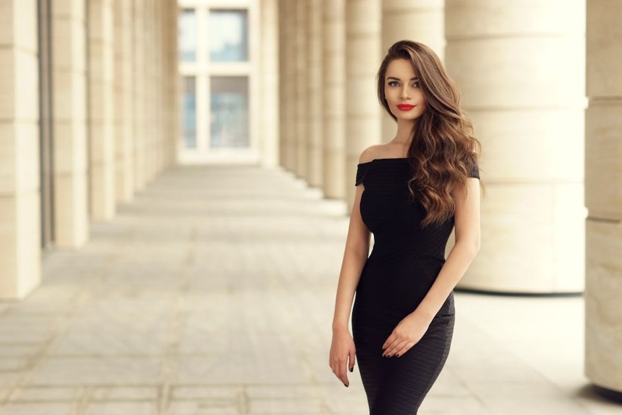 prosta, czarna sukienka w stylu Michaela Korsa