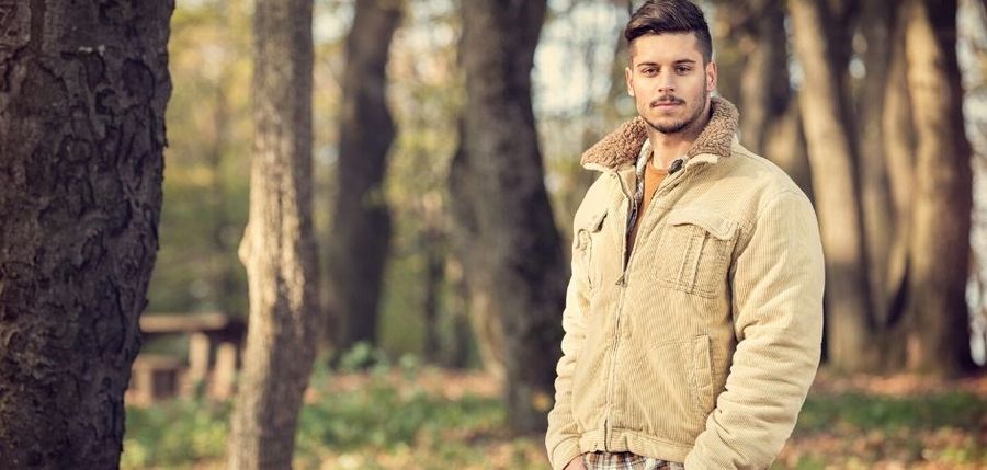 <p><strong>Kurtki męskie ze skóry, wełniane bombery, klasyczne trencze - stylowy mężczyzna może w tym sezonie przebierać w poszukiwaniu takich okryć wierzchnich, które najlepiej podkreślają jego styl i pasują do tego, co już ma w szafie. Modnie i praktycznie? Zobacz, jakie modele kurtek i płaszczy wybrać na jesień i zimę 2019/2020.</strong></p>