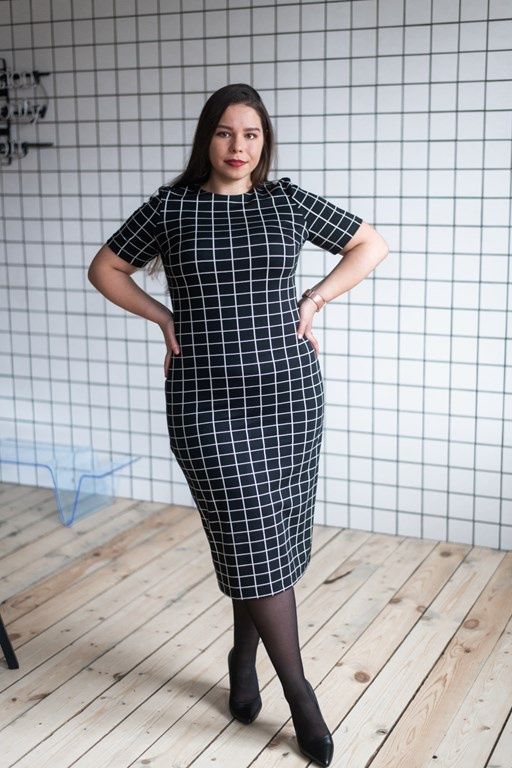 elegancka sukienka plus size do pracy
