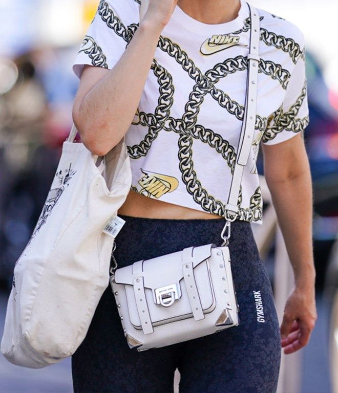 torebka michaela korsa w stylizacji street style