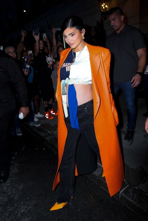 kylie jenner w ciążowej stylizacji