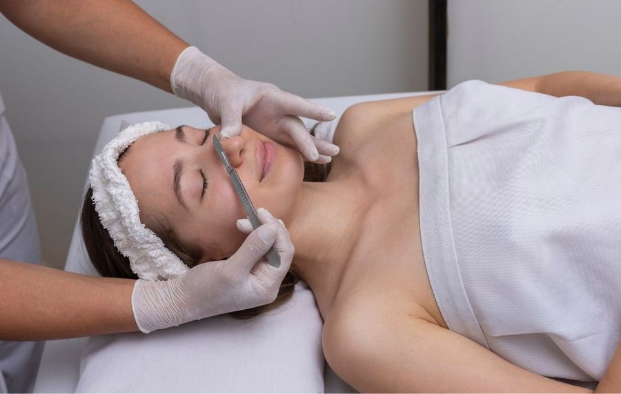 Dermaplaning - na czym polega?