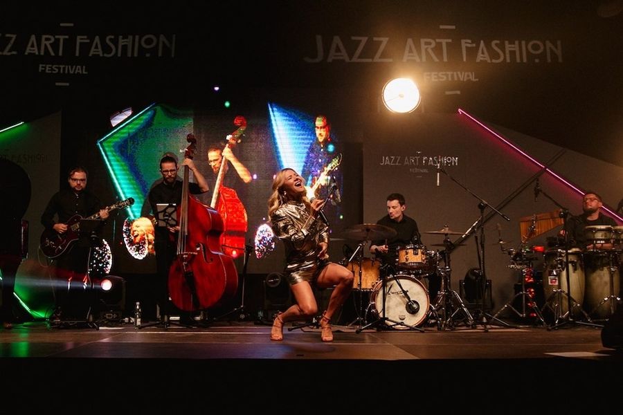 <p>Lato oficjalnie pożegnaliśmy w artystycznej atmosferze – sztuka podczas Jazz Art Fashion Festivalu wybrzmiewała i przenikała się na wielu poziomach – poprzez koncerty dużego formatu, liczne wernisaże i wystawy, które sprawiły, że Walcownia zyskała niesamowity klimat oraz spektakularny pokaz Ewy Minge „From Fashion to Art”. </p>