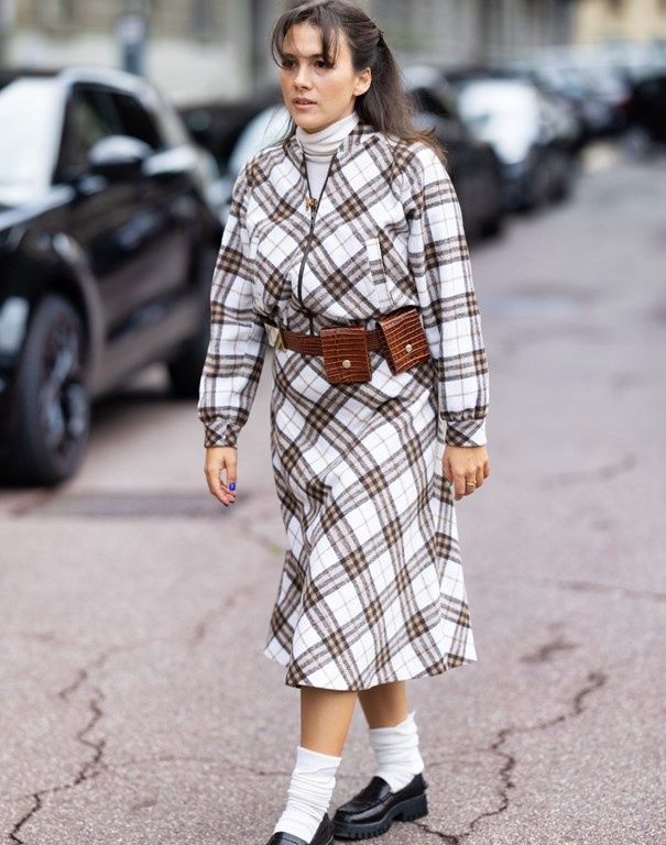 Sukienka w kratkę w stylu preppy